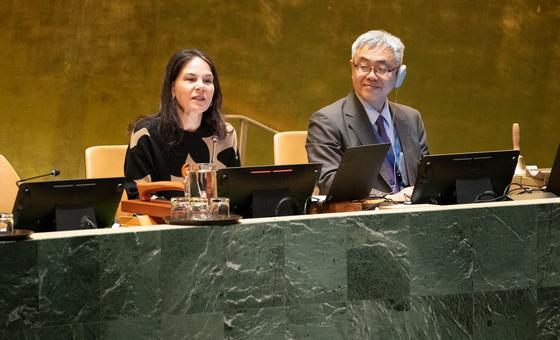 Председатель 80-й сессии Генеральной Ассамблеи ООН Анналена Бербок (слева).